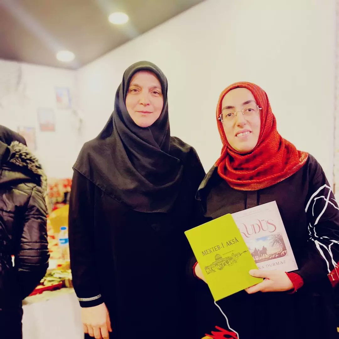 SunaDurmaz's tweet photo. Mirasımız Der"Anadolu Kudüs Elçileri"kampına 19 il ve Berlin'de gönülĺü olarak faaliyet yapan hanımlar katıldı.Kamp öncesinde bir gurup, Üsküdar Kudüs Han'da yazar Zahide Kor ile buluşup sohbet ettikten sonra yayınlarımızdan Mektebi Aksa defteri ve Kudüs kitabımızı hediye ettiler https://t.co/d9huLI84kg
