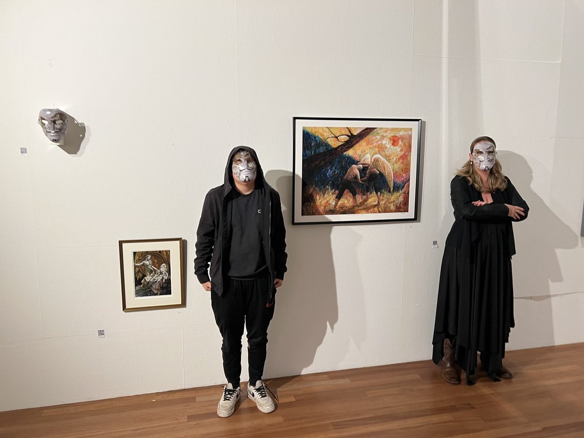 FamilyDogecoin's tweet photo. @trevorjonesart Was a lot of fun tonight so nice to meet up IRL and your art on the wall looks really 🔥 so many great reactions 🙏and thank you for sending the card.  Had to make #bitcoinmask picture so funny https://t.co/4mylHrt5YE