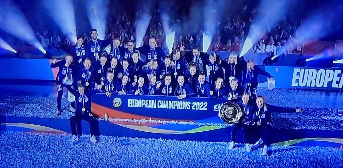clki73's tweet photo. Norge!!!! #Norway #ehfeuro2022 #Norge #wearethechampions #ehf #eurohandball https://t.co/0bSoDOB7eC