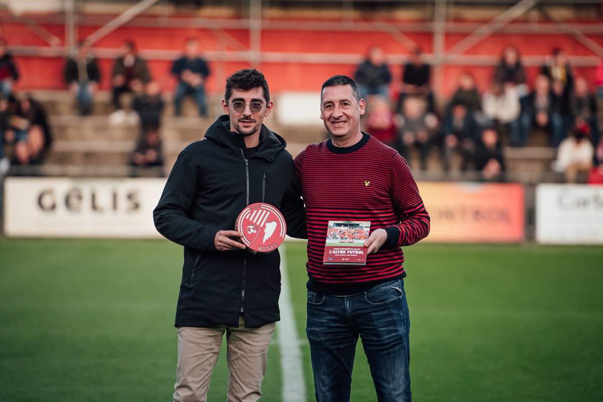 UEO1921's tweet photo. 🧰🤝

En la prèvia de l'#OlotDeportivoAragón hem fet un reconeixement a #MANXA, un dels patrocinadors principals del primer equip. 

👥 Amb la presència de Quim Agustí al costat del nostre directiu Enric Vila.

😉 Moltes gràcies per ser-hi sempre!

#LesNostresEmpreses #femclub https://t.co/kdXQcEEuPq