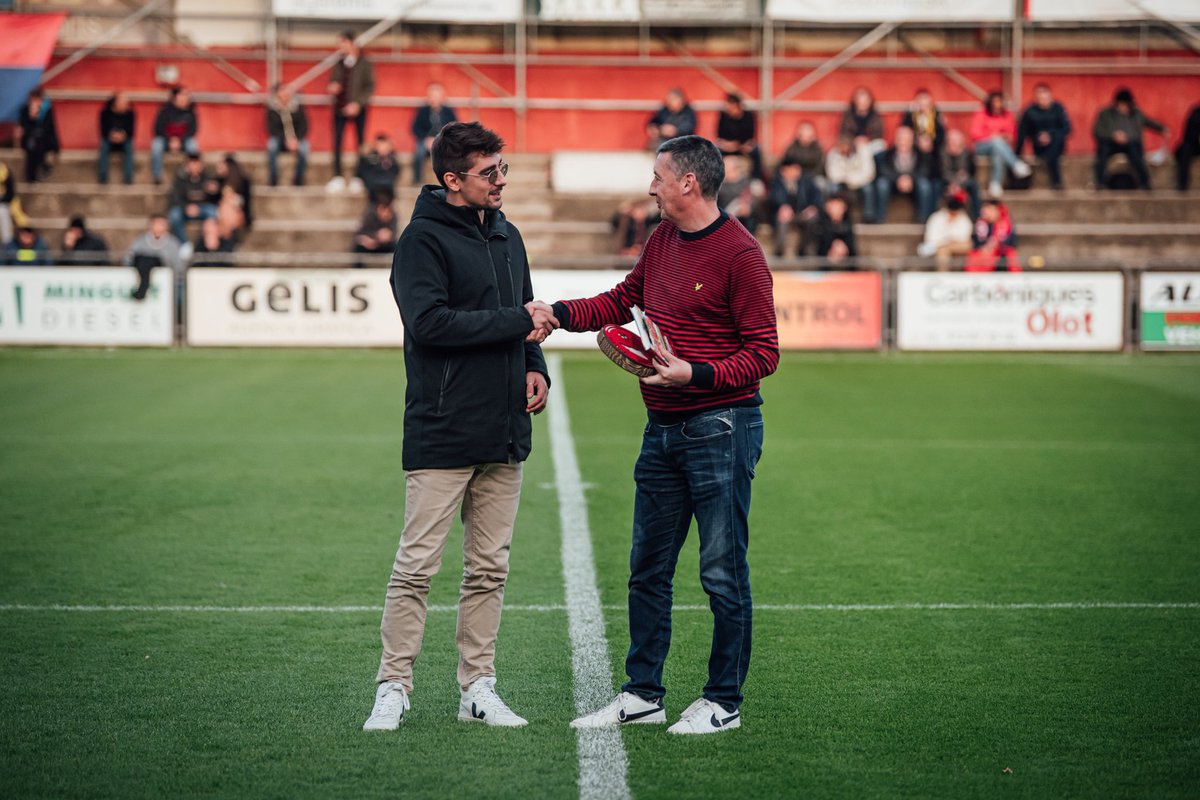 UEO1921's tweet photo. 🧰🤝

En la prèvia de l'#OlotDeportivoAragón hem fet un reconeixement a #MANXA, un dels patrocinadors principals del primer equip. 

👥 Amb la presència de Quim Agustí al costat del nostre directiu Enric Vila.

😉 Moltes gràcies per ser-hi sempre!

#LesNostresEmpreses #femclub https://t.co/kdXQcEEuPq