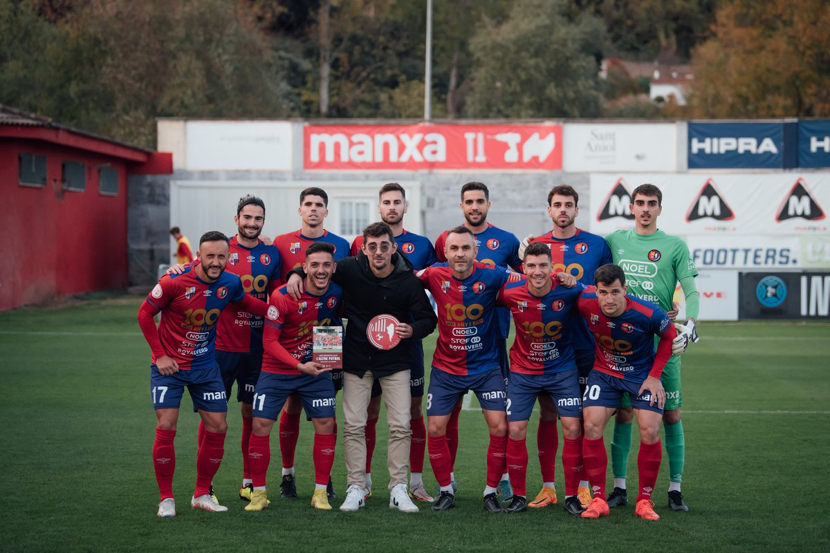 UEO1921's tweet photo. 🧰🤝

En la prèvia de l'#OlotDeportivoAragón hem fet un reconeixement a #MANXA, un dels patrocinadors principals del primer equip. 

👥 Amb la presència de Quim Agustí al costat del nostre directiu Enric Vila.

😉 Moltes gràcies per ser-hi sempre!

#LesNostresEmpreses #femclub https://t.co/kdXQcEEuPq