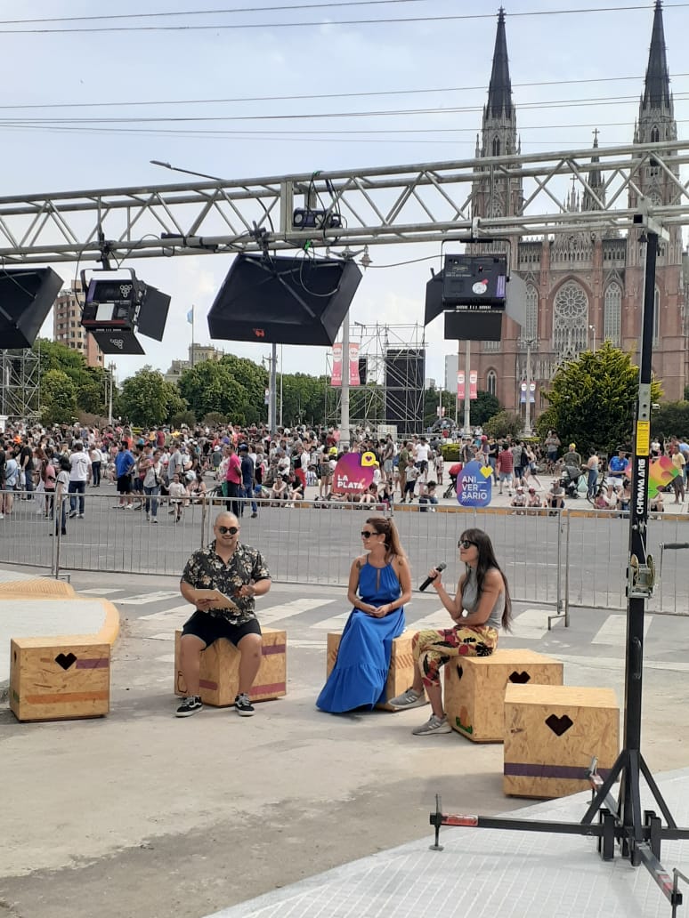 GilesLucia's tweet photo. Entrevista en #PlazaMoreno en el marco del cumple de nuestra Ciudad #LaPlataCumple140 https://t.co/PRWwj2UN5o