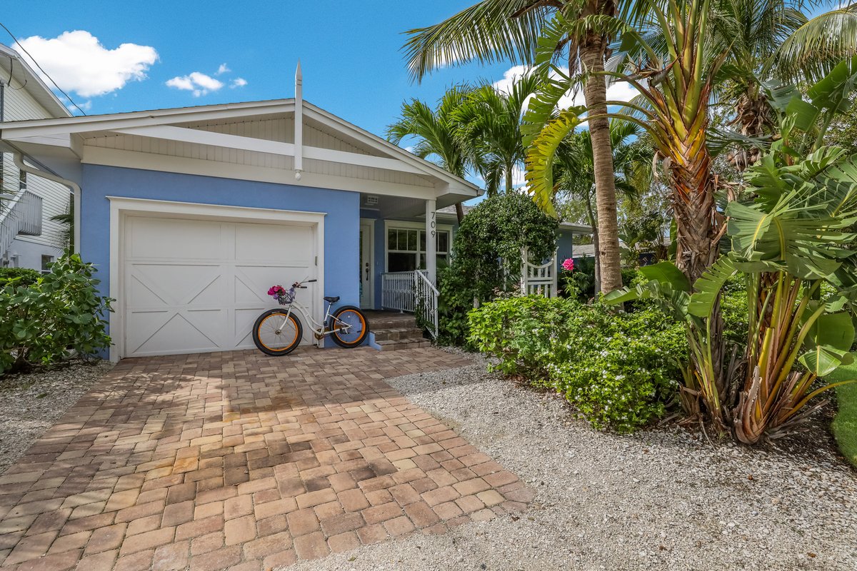 AnnaMariaLifeVR's tweet photo. Bean Point Beach Cottage has had a makeover! Book your stay now! https://t.co/HlCFLDnr4e 3 Bd | 2 Ba | North End of AMI & Just 500 Steps To The Beach! #annamariaisland #ami #beanpoint #annamaria #vacay #vacationrental #beachtime #islandlife #annamarialife https://t.co/HkAqaTu67g