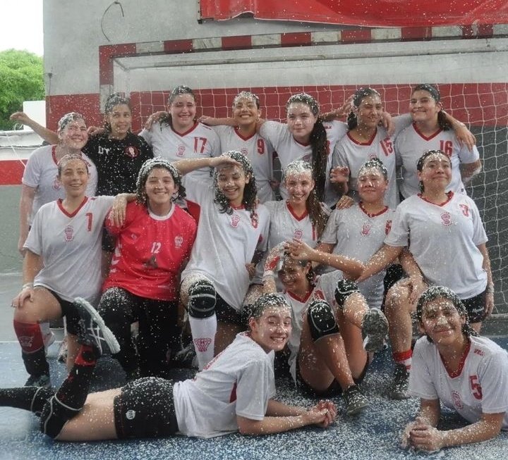 🤾‍♀️ #Handball #Inferiores
🏆 Torneo Metropolitano <a href="/femebal/">Fe.Me.Bal.</a>
👉Categoría Menores
✅️🥳 #Huracán venció a Club Ferrocarril Mitre por 25 a 16 y se consagraron CAMPEONAS DEL CLAUSURA 2022.
👏🏽 Felicitaciones a las jugadoras y DT. 
🎈#VamosQuemeras <a href="/HBALONMANO/">HURACAN HANDBALL</a>
📸IG  @ Georgibarrola