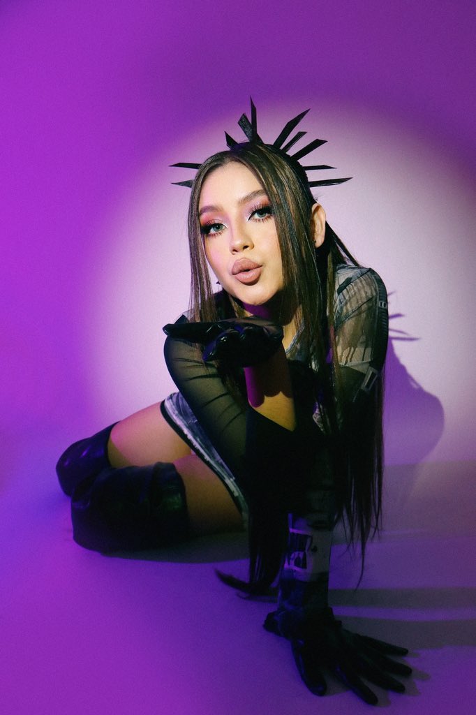 carocisne7's tweet photo. @karolsevilla 🖤💜🖤 https://t.co/pZ5nG4bfRL