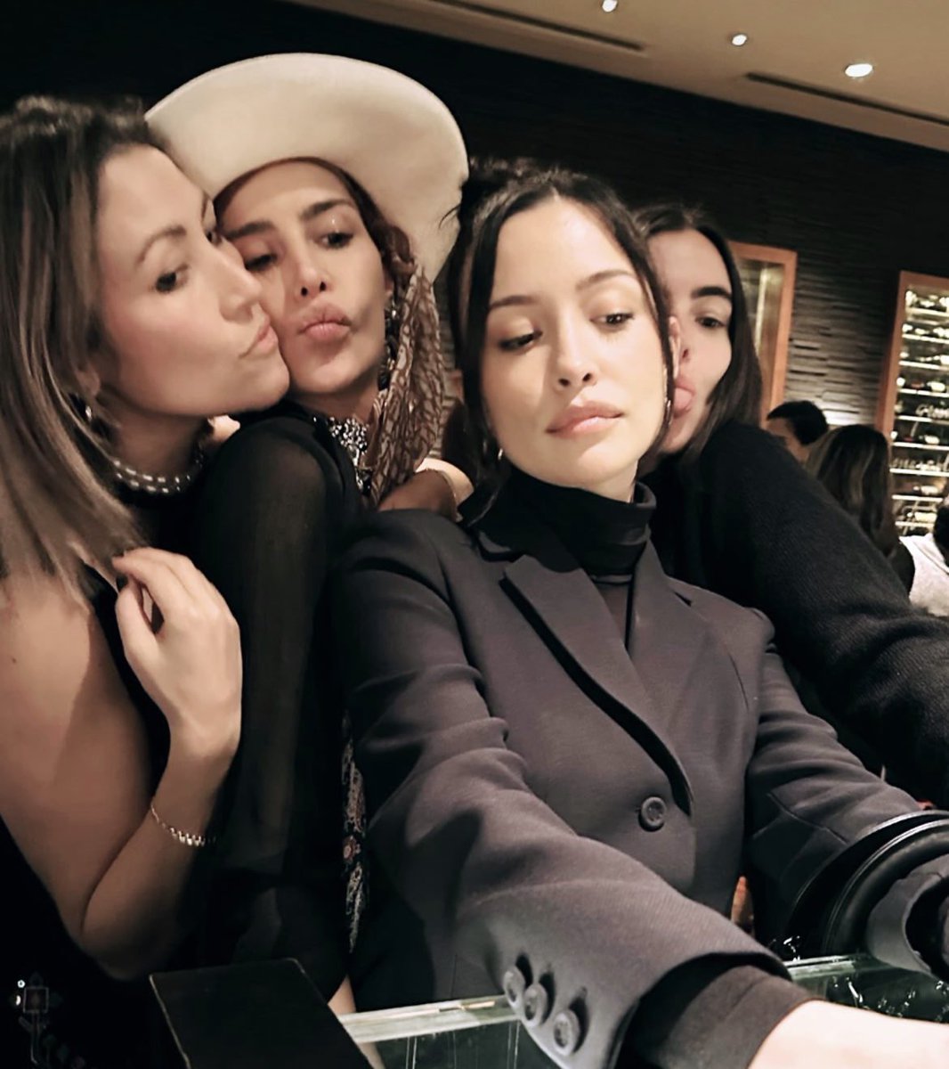 PortalWalking's tweet photo. Elas usando preto ontem pra simbolizar o funeral da Rosita, confirmem. 🖤 

OBRIGADO TWD https://t.co/dD9IHP4QwT