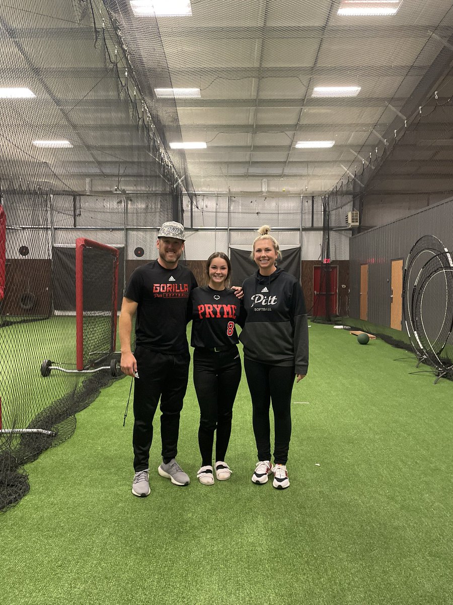 JadynStandeford's tweet photo. Amazing camp today at Pitt State!! Thank you coaches @CoachFullerPitt and @CoachBradF for spending the day with us! GoRillas❤️💛@Gorilla_SFB @OologahSoftball @OologahAD https://t.co/KRGVUAFc2H