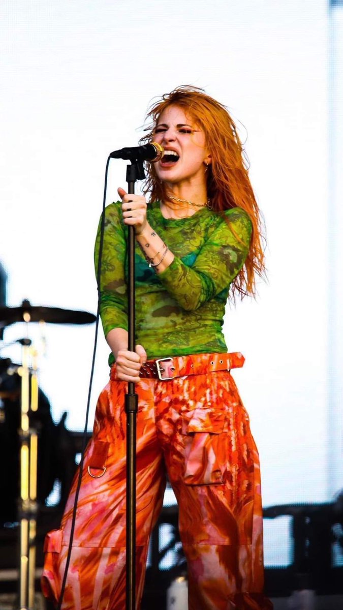 BryanHNW's tweet photo. OK THE OUTFITS OF HAYLEY WILLIAMS IN THIS ERA https://t.co/dGbMm5ByMj