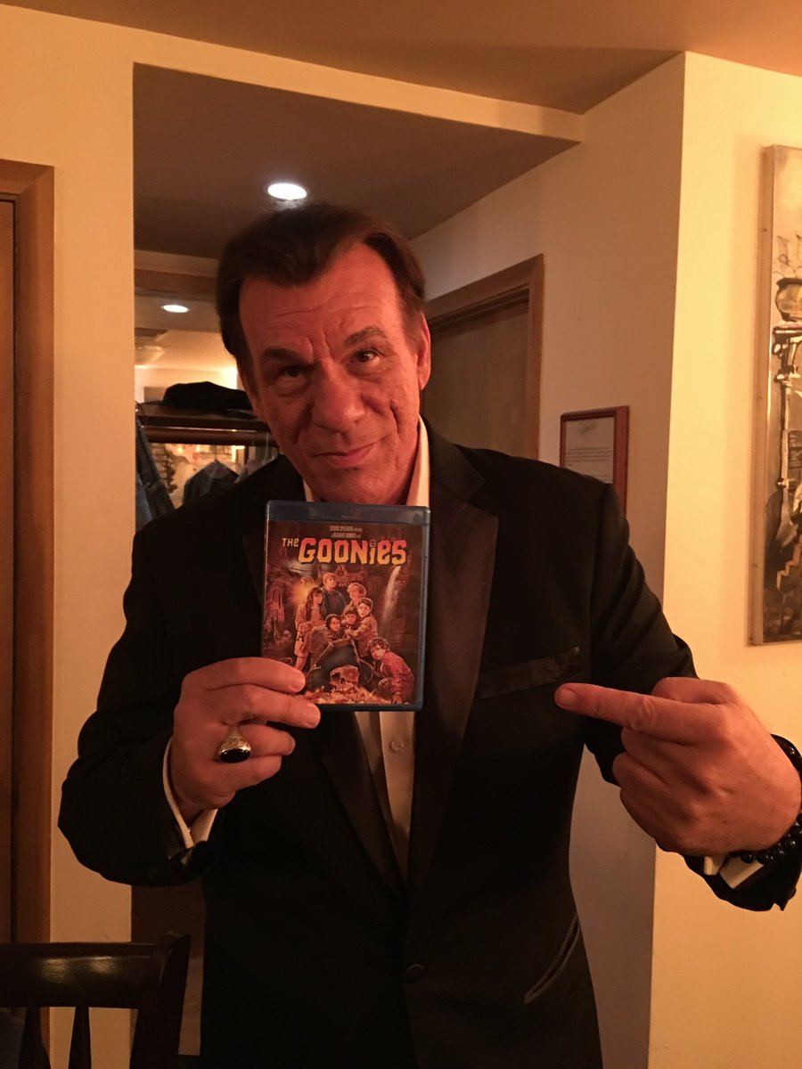 SusanMThom's tweet photo. @lewylpaintings @RobertJohnDavi @comconliverpool Goodies never say die!
#Goonies
#JakeFratelli
#RobertDavi
@RobertJohnDavi
fantastic actor & singer 🎥 🎤
#DaviSingsSinatra
#OntheRoadtoRomance check out his CD💿
💕💕💕💕💕💕💕 https://t.co/yPtofcaMAf