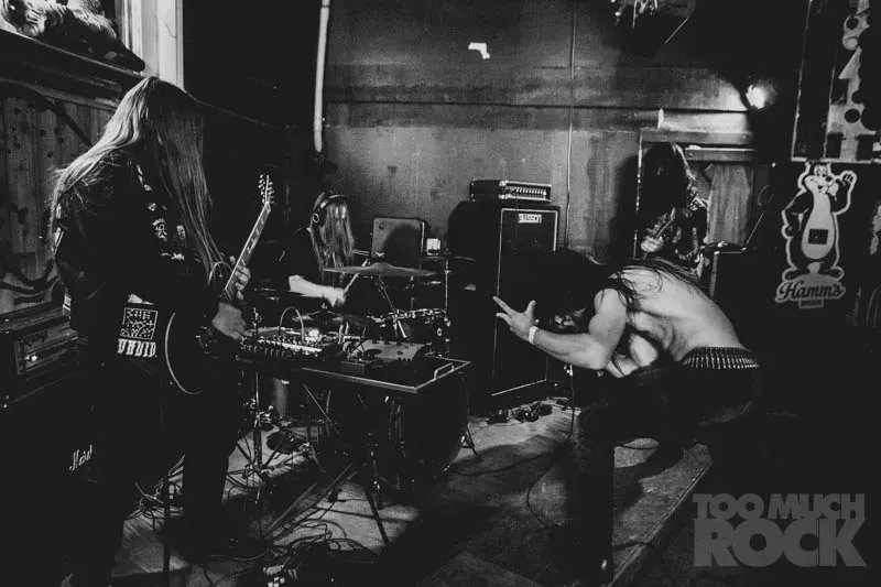 sidmuchrock's tweet photo. @farewellcafe hosted an amazing night of volume and intensity featuring @drifterriffs #HotCorpse &amp; @tenant_sludge. My photos, video, &amp; thoughts of the night are on Too Much Rock at https://t.co/h2xneTbRzc. https://t.co/A0oAuHnjc2