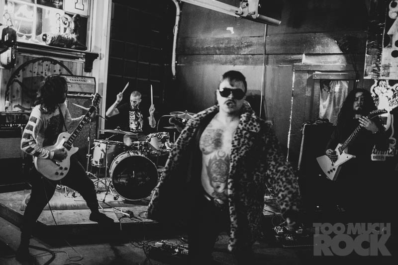 sidmuchrock's tweet photo. @farewellcafe hosted an amazing night of volume and intensity featuring @drifterriffs #HotCorpse &amp; @tenant_sludge. My photos, video, &amp; thoughts of the night are on Too Much Rock at https://t.co/h2xneTbRzc. https://t.co/A0oAuHnjc2