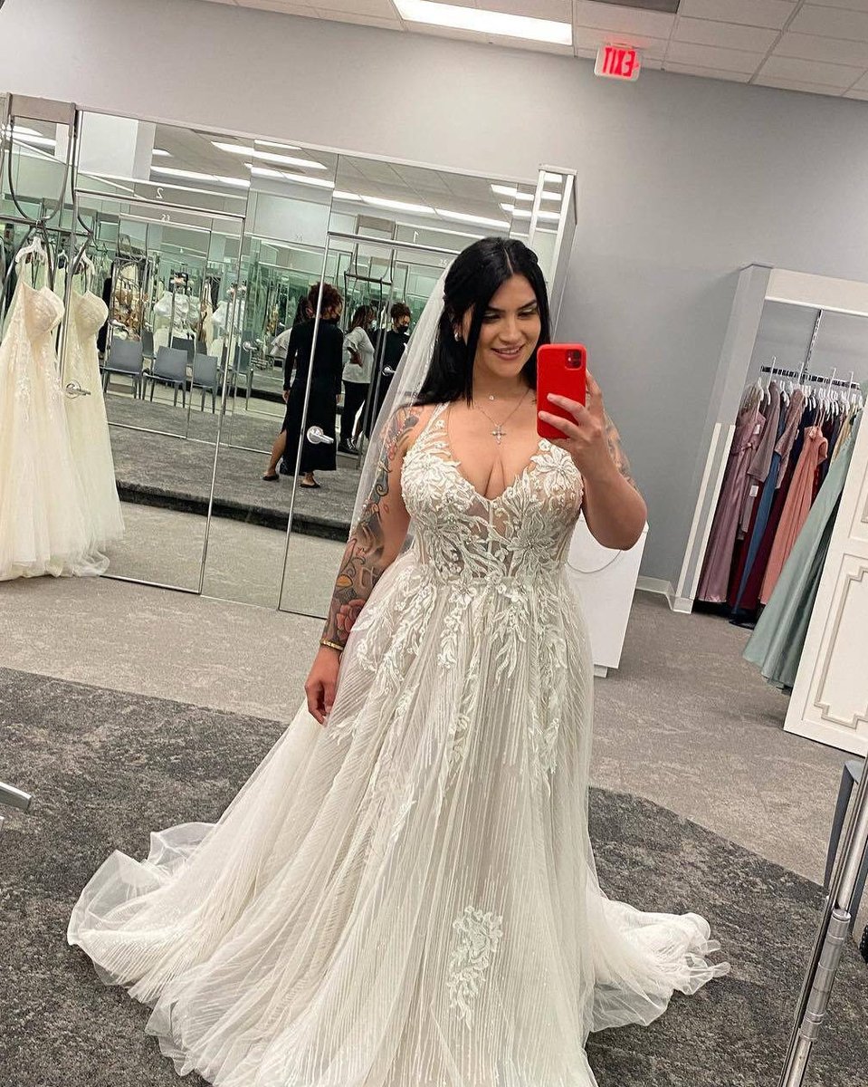 You're gorgeous... you're LIT-ER-ALLY gorgeous ✨ It's time for you to #findtheone! Click the link to book your free bridal appointment. 🤍 bit.ly/3tJ4SxQ Instagram/dadecountymadebullz