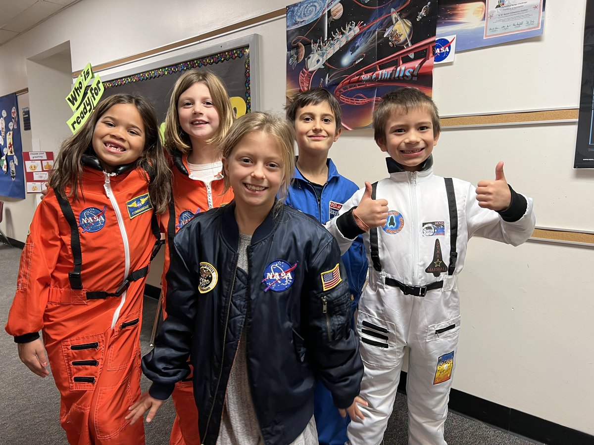 Les étudiants astronautes et le directeur de la NASA célèbrent le lancement de la fusée SLS @NASA_SLS et du vaisseau spatial Orion @NASA_Orion alors qu'ils imaginent leurs propres futures missions vers la lune et Mars ! #KWBPride #NASAExplorerSchool @NASApeople @NASASTEM https://t.co/nkXn3iWpF7