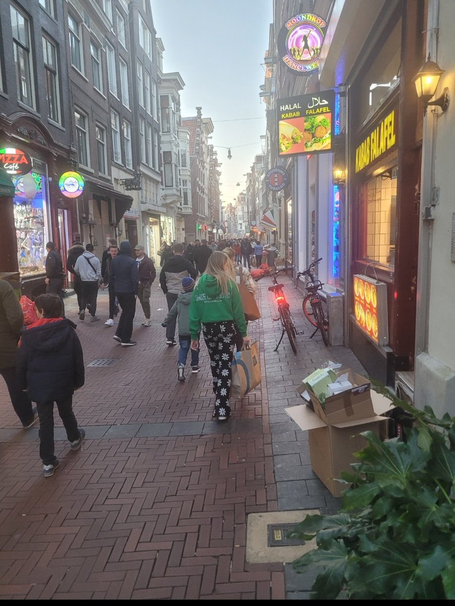 BradleyTim's tweet photo. @ThexyBeatht_2 You're getting an Amsterdam hug and I don't have to tell you why. You know why. But breathe deeply because here it comes, in Dutch - "ik jnuffel je." English, "I am hugging you." I had to leave "hard" out from in front of "hug" because the translation looked creepy. #PowerHug https://t.co/Qnn5CEPwwA
