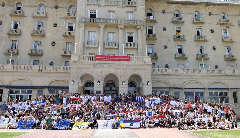 36.ª Feria Nacional de Clubes de Ciencia: la delegación oficial

Piriápolis, Maldonado, Uruguay 2022

Foto: <a href="/OEIUruguay/">OEIUruguay</a>
<a href="/educacion_mec/">Educación MEC</a>
<a href="/ANEP_Uruguay/">ANEP</a>
#culturacientificauy 
#clubesdecienciauy 
#steamuy