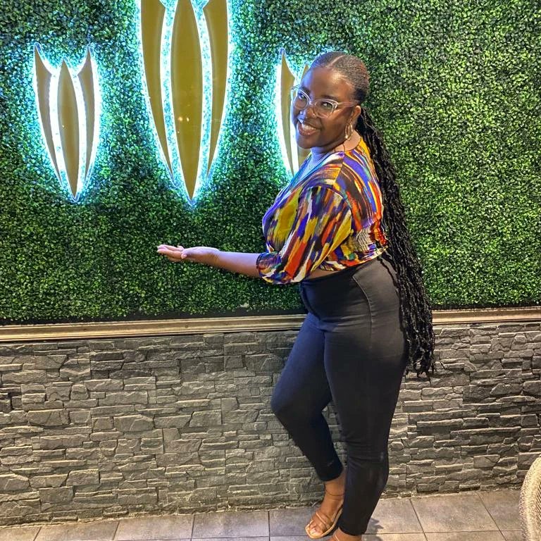 krisimoleon's tweet photo. Updating my full body picture cause I don't know when I'll take another. Trying to take pictures of myself more often✨️💛 https://t.co/eCJJPsdivG