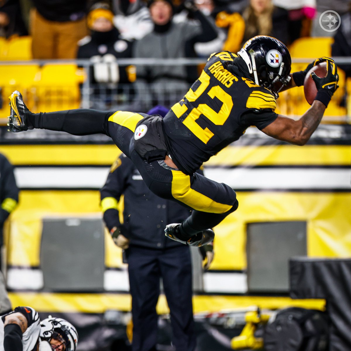 steelers's tweet photo. TAKE OFF ✈️ https://t.co/RLrtUUZef3