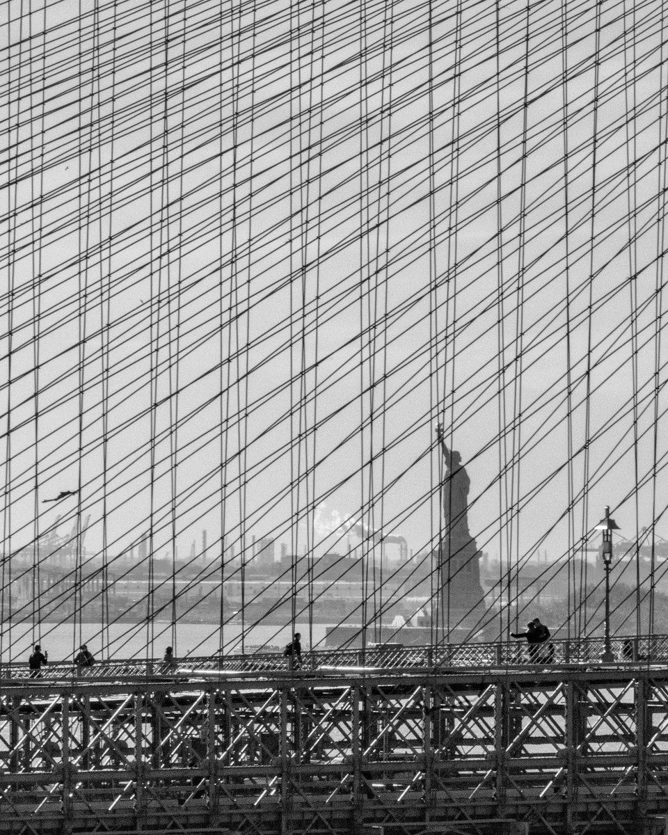 Brooklyn Bridge #1, November 2022.

3/5 available: objkt.com/asset/KT1DMct7…

#nftphoto #Monochrome #bnw #blackandwhitephotography #urbanphotography #travelphotography #visitnyc #objktcom #objktnft #digitalphotography #photography #Manhattan