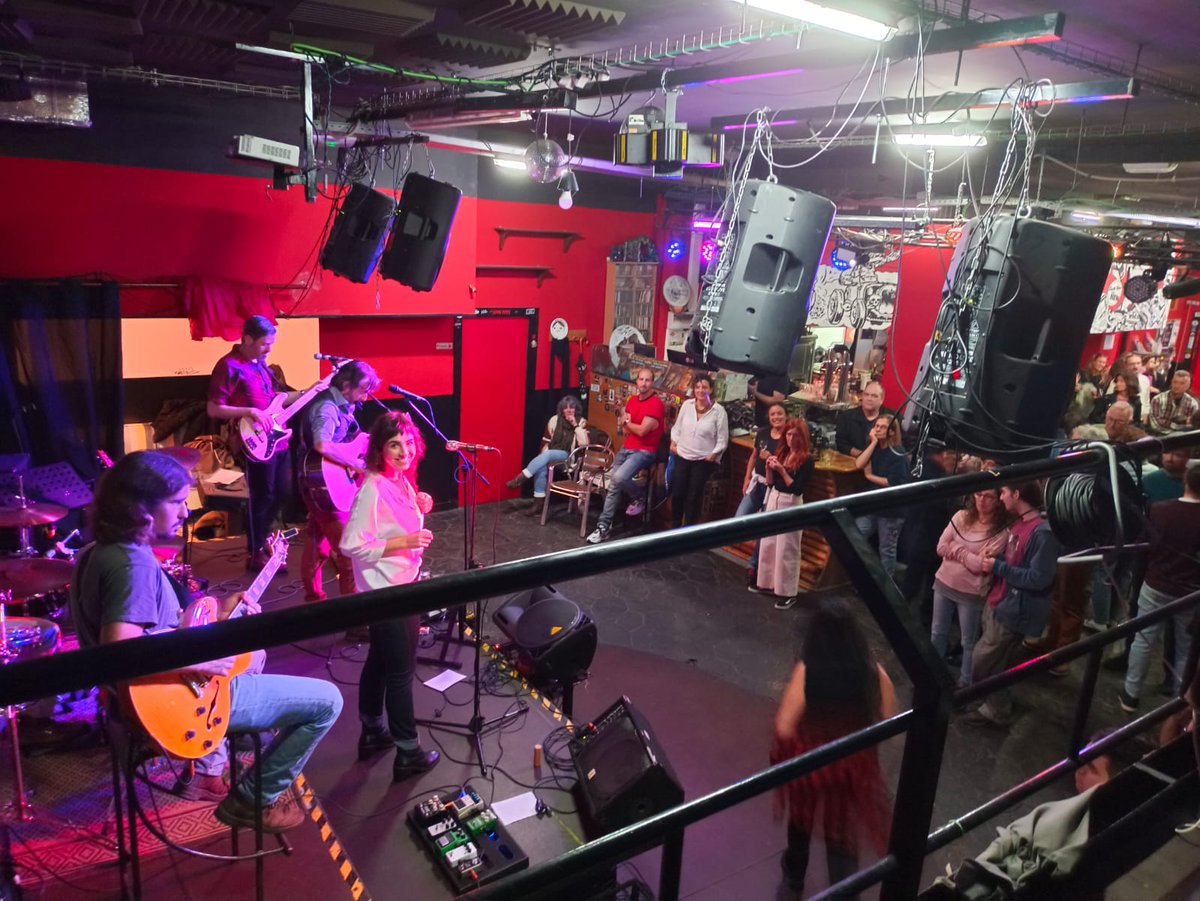 Hemos pasado un día mágico en el #RockBeerTheNew en la fiesta de décimo aniversario. Muchas gracias a Juan y Lucy, a <a href="/Chebu_MusicBand/">Chebú</a> y a Spanish Peasant por unirse a la celebración, y a todas y todos los que os habéis acercado por allí. Por muchos años de #PeriodismoQueCuenta