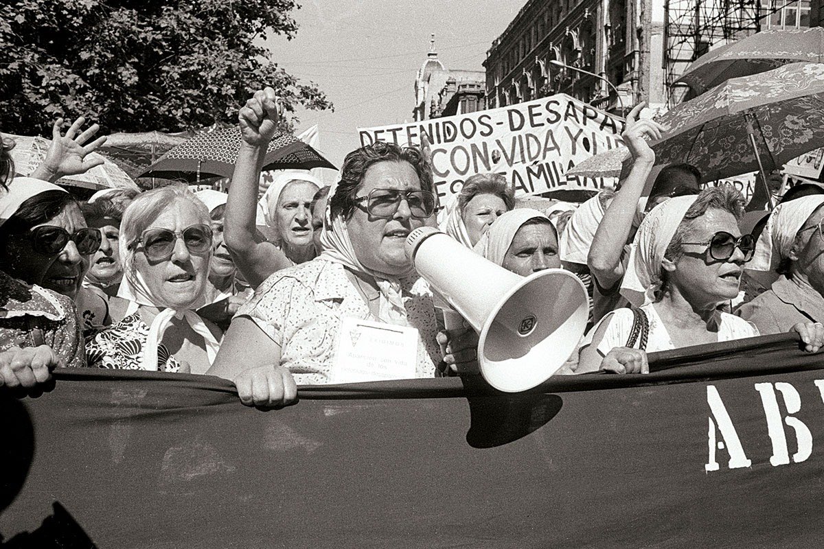 carfoncu's tweet photo. Hebe de Bonafini, y las madres de Plaza de mayo, mostraron el camino y seguiremos sus pasos. Frente a la injusticia y la barbarie, solo nos queda alzar nuestra voz, nuestro grito, y no parar hasta encontrar a los desaparecidos.
Vivos los queremos porque vivos se los llevaron! https://t.co/TBomiJJ2FB
