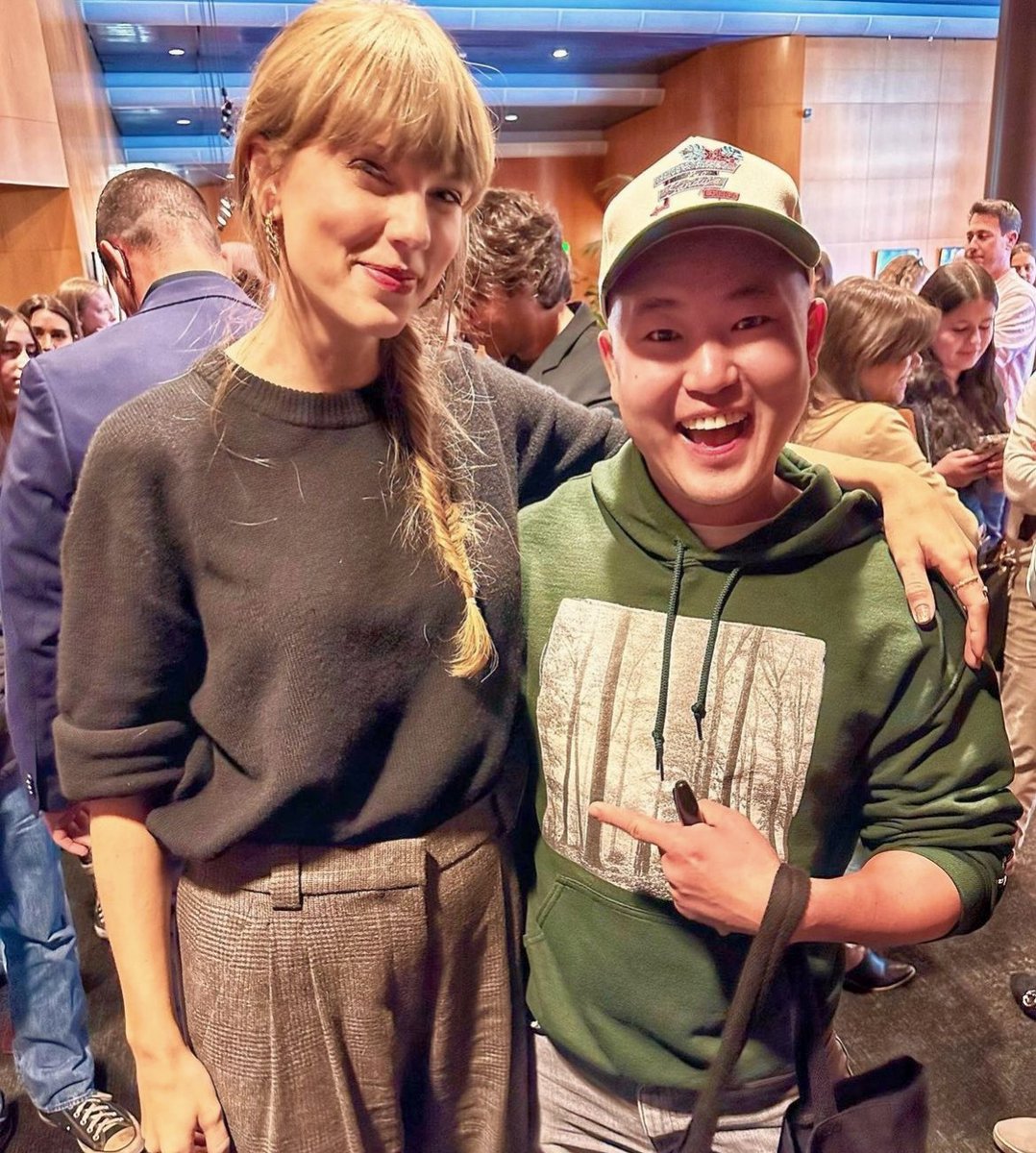 The Swift Society On Twitter TaylorSwift13 Met And Signed A Fan s the-swift-society-on-twitter-taylorswift13-met-and-signed-a-fan-s