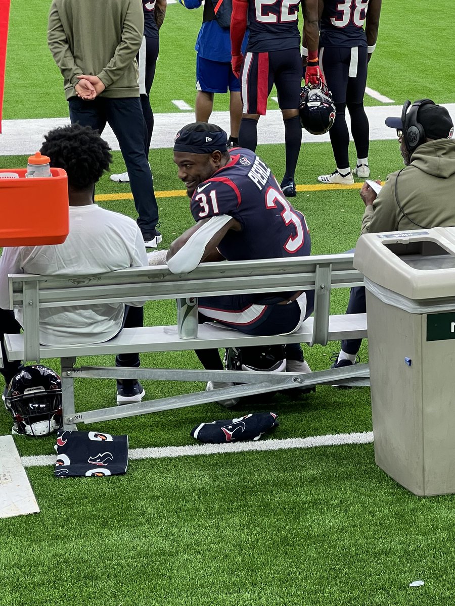 Rgraves04's tweet photo. Rough outing for the #Texans today, but always a great day when I get to hang out with @katiegravess and Matthew. #WeAreTexans #MustBeInTheFrontRow https://t.co/BpvKgo0mt7