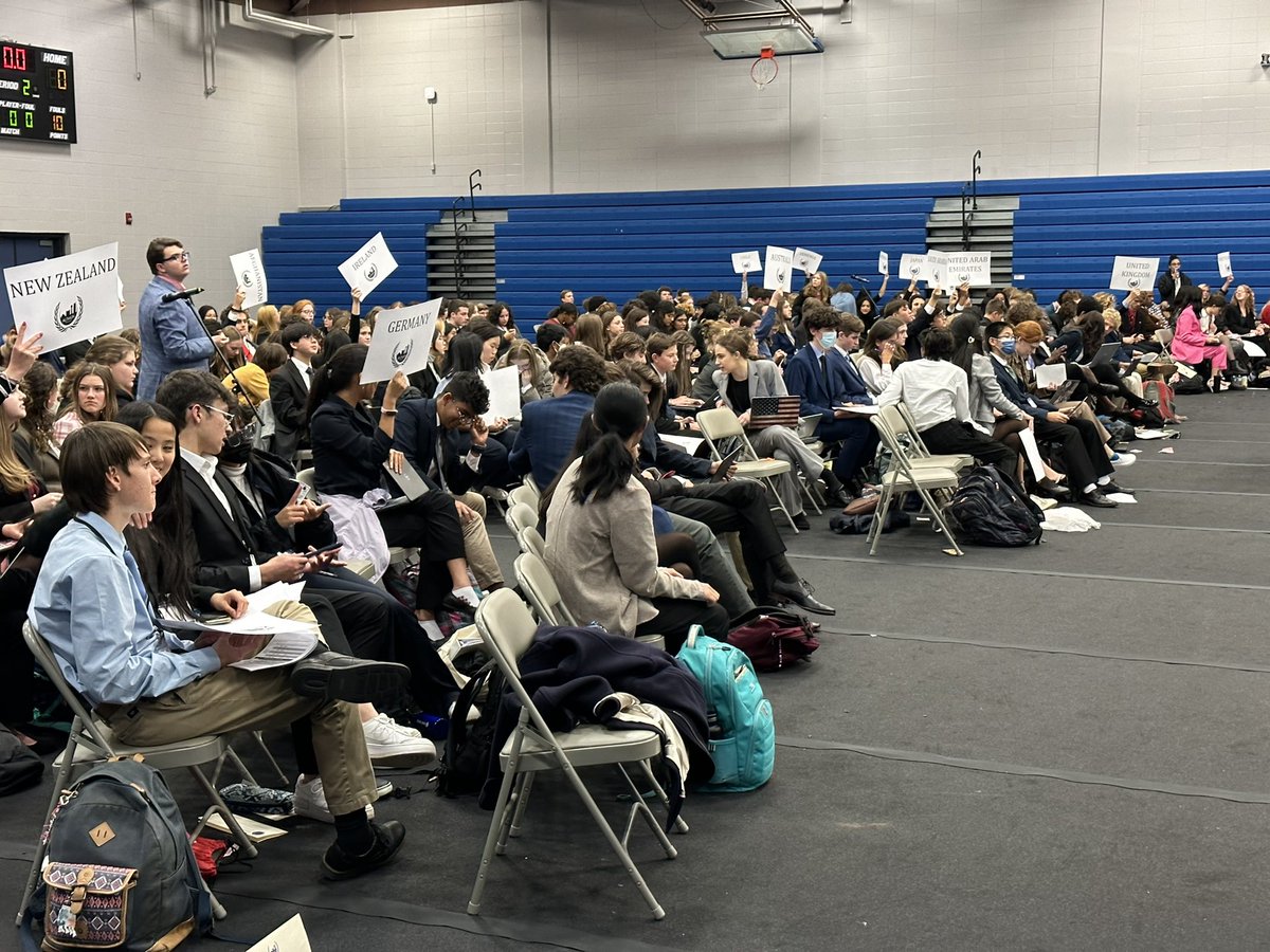 Nmpatters's tweet photo. There are 250 high school students solving the world’s problems from the gym @ChattStateCC 😃#ModelUnitedNations #ModelUN photo cred. @BradMcCormick https://t.co/eM8NPwNkFa