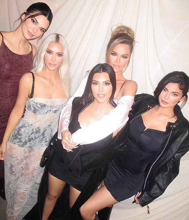 Bingemonkeycom's tweet photo. The Kardashian-Jenner family gifts a whopping donation to a Pasadena nonprofit for its annual Thanksgiving Day dinner: 'They saw our need'
https://t.co/3eg3ZrHMPp
#bingemonkeycom #bingemonkey #movies #newmovies #bestmovies #freemovies #moviereviews #movietrailers #kimkardashian https://t.co/ug5Lsl5WHe