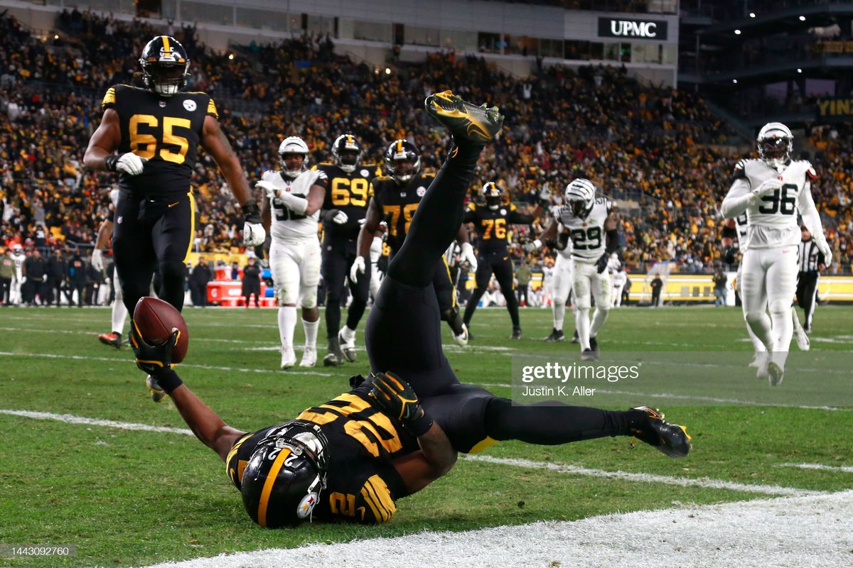 #NajeeHarris of the Pittsburgh #Steelers hurdles Jessie Bates III of the Cincinnati #Bengals to score in the second quarter of their game at Acrisure Stadium in Pittsburgh
📸: <a href="/AllerShoots/">Justin K. Aller</a> #NFL #CINvsPIT <a href="/ohthatsNajee22/">Najee Harris</a>