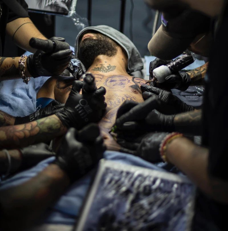 Anestesia general durante 4 horas al día por dos días fue lo que Arcángel decidió hacer al hacerse un tatuaje de pecho para honrar a su hermano Justin  quien perdió la vida en un accidente de tránsito tras ser impactado por conductora que arrojó 0.29% de alcohol en la sangre.