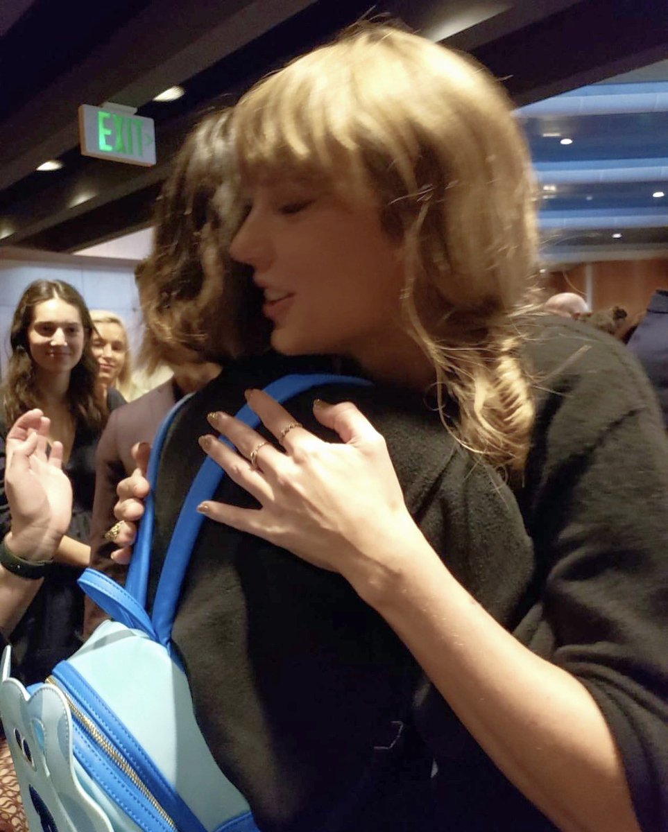 TSTheErasTour's tweet image. RT now and Taylor will resolve all your problems. 😘✨💜