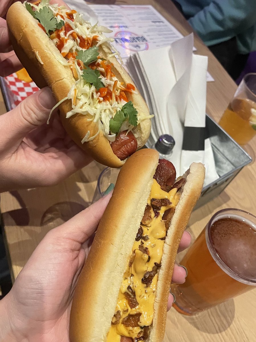 tortoise_20's tweet photo. Billy Boardwalk Dogs before the show! 🌭🐐 https://t.co/XhQxN3wBTh