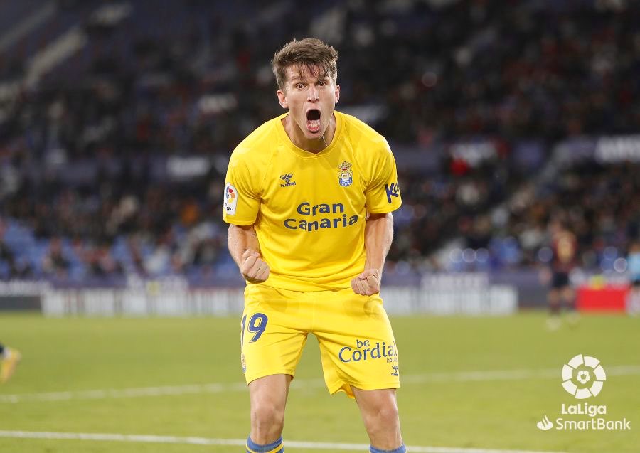 Yendy_Hernandez's tweet photo. El dardo más agudo de #MarcCardona.
Al límite del alargue (95'). Del fuera de juego. Del roce del larguero.
Y de su propio estado físico. Admite el técnico que el punta no está para más de media parte.
Y así llega #LasPalmas al #DerbiCanario. Al límite.
#LevanteLasPalmas 1-1 https://t.co/S0dLuhC6Wv