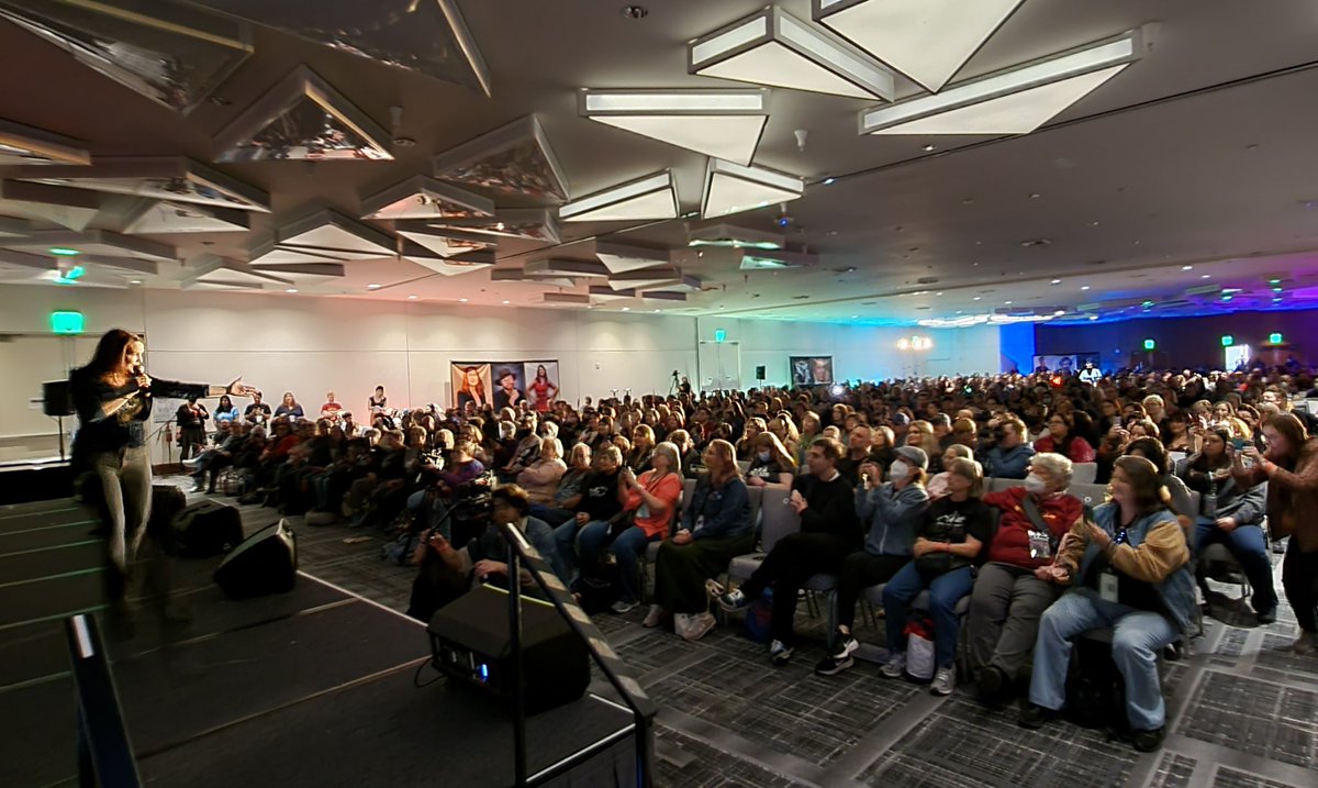 FSUWriter's tweet photo. Renee hits the stage!

#xena #XenaCon #xenaWarriorPrincess https://t.co/dHInwZrvuz