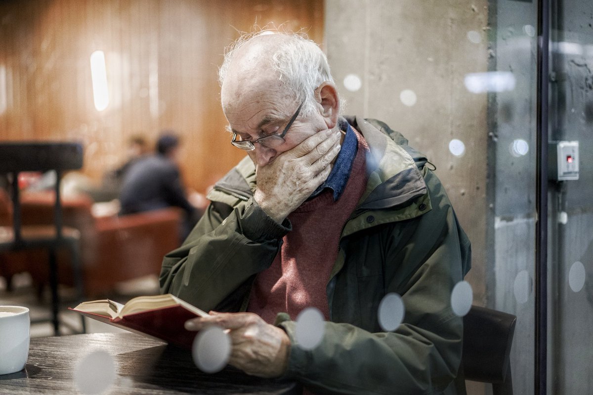 Engrossed
.
#engrossed #reading #streetphotography #light #manchester #mood