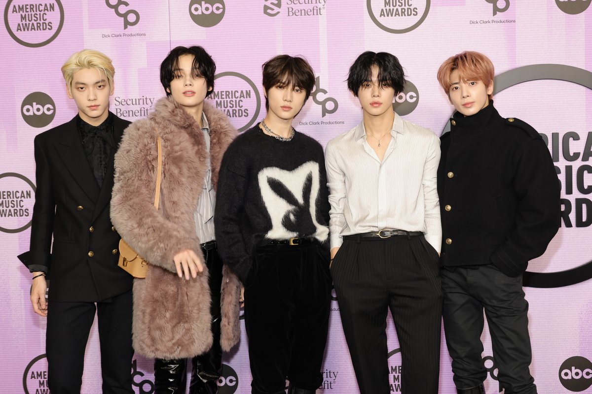 etnow's tweet photo. TXT has arrived! 🥵 #AMAs https://t.co/LWOpejeTh0