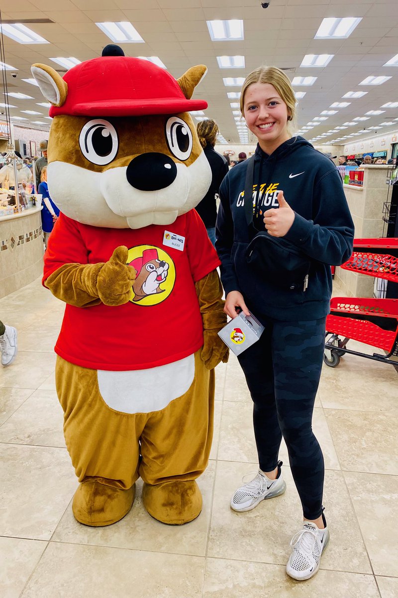 amandalauth22's tweet photo. What an awesome weekend guesting with @AL_Bolts2023 💣 and also meeting a future @GW_Softball teammate @2023Cece 💙💛 And I just got to meet Bucee!! 🦫 @CSchoony11 https://t.co/kQT8ktop6d