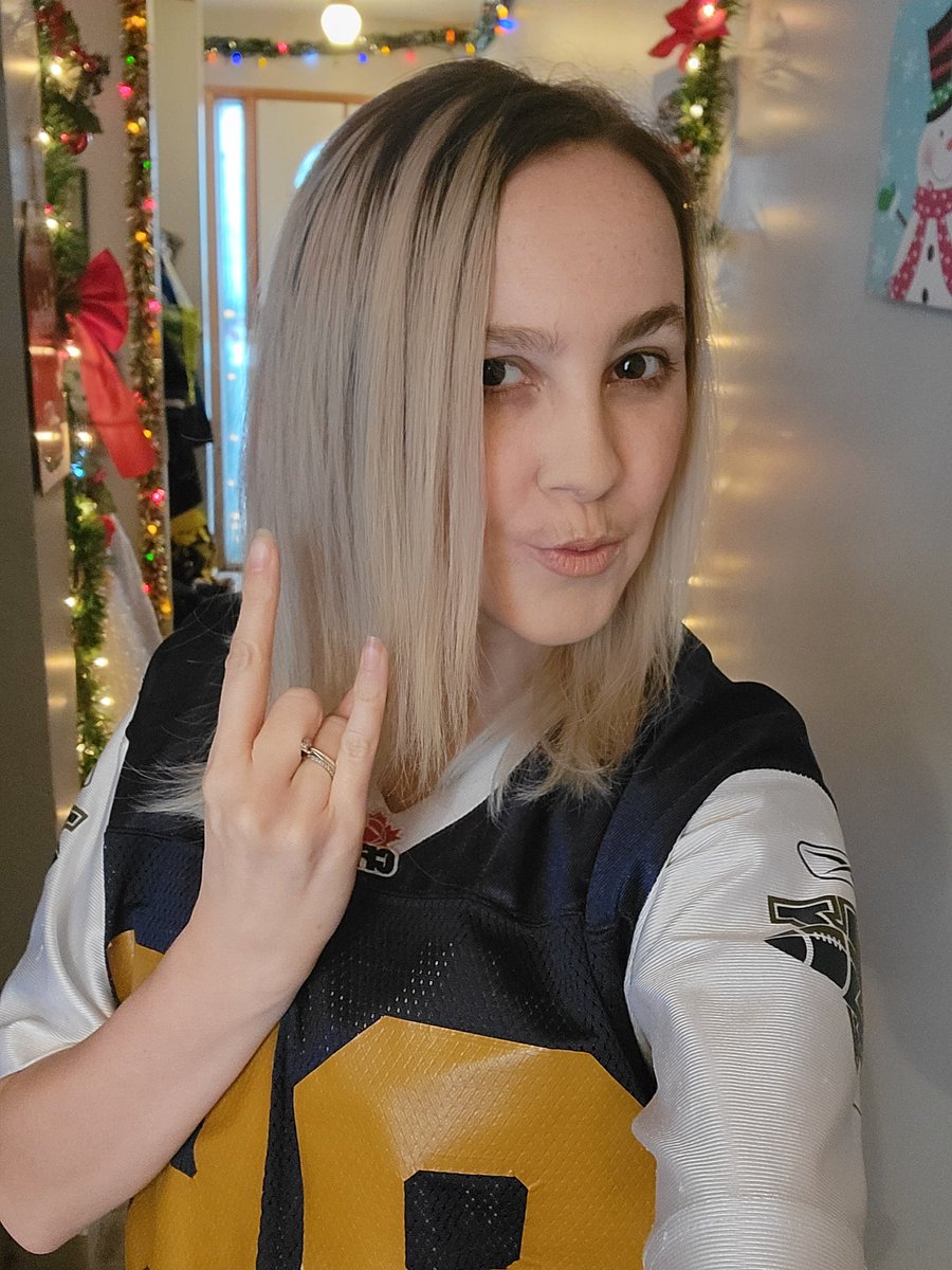 LouLouKolt19's tweet photo. LETS DO THIS WINNIPEG!!! GO BOMBERS GO!!! BRING HOME THE CUP AGAIN!!! #GreyCup2022 #WinnipegBlueBombers #WForTheWin https://t.co/6Mpa62GlFV