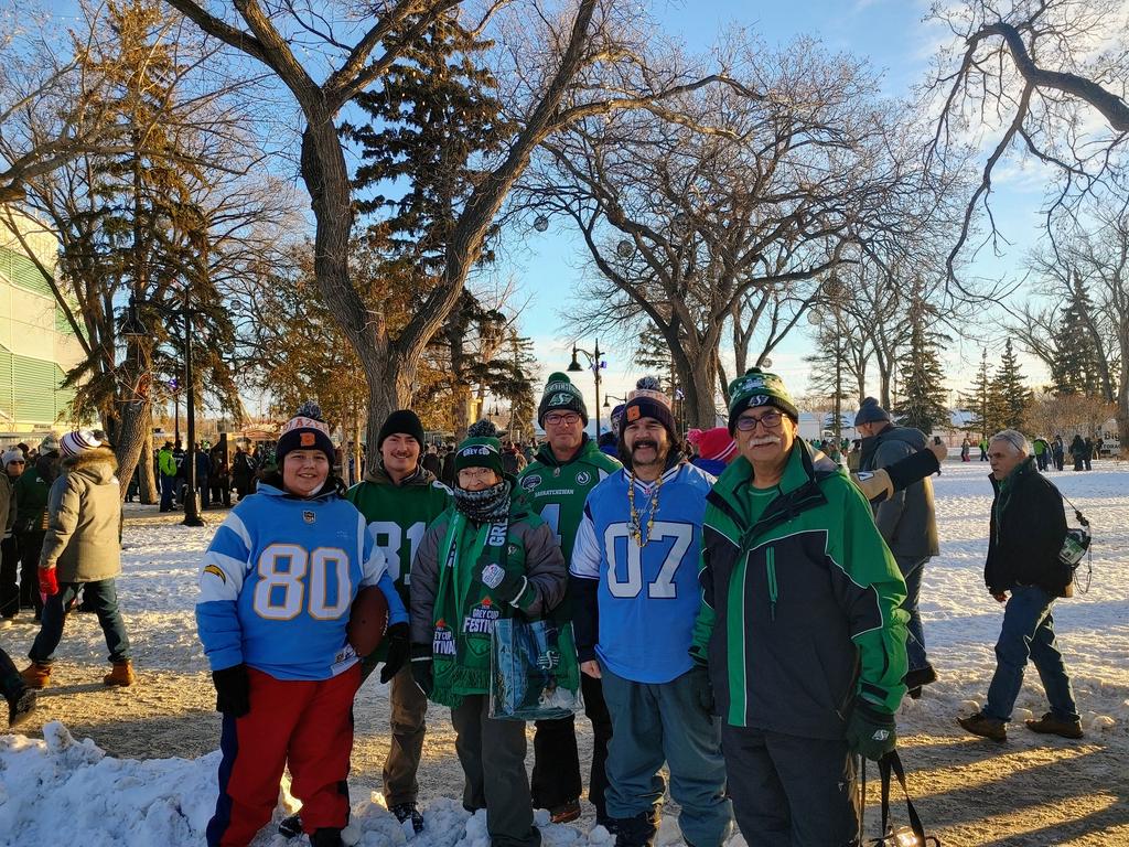Big_G_09's tweet photo. @kevmelnyk #BL 🌾 crew in the house #RiderNation 💚 #HuddleInTheHeartland #GreyCup2022 #GreyCup109  #GreyCup Go @TorontoArgos #Argos #BullsClub 🐂 #TheBearIsBack 🐻 💪 #SmokeyStrong #FootballsLife 🙌 #CFL @CFL 🇨🇦 🏈 https://t.co/hY6cs2eoip