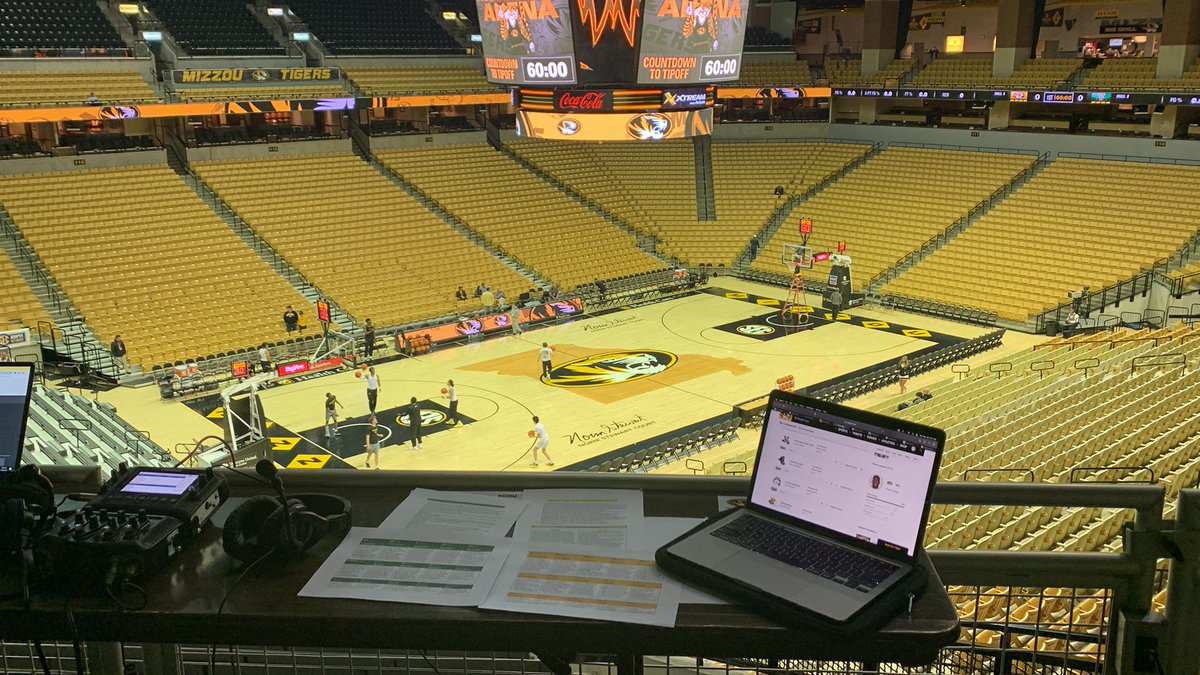 MattClarkPXP's tweet photo. We got some Sunday Night Basketball for Mizzou tonight!

It’s @MizzouHoops against @MVSUDevilSports!

📻 https://t.co/KV4aXag4O5
⏰ 6:30 pm
🎙️@PKampMedia and myself
📍Mizzou Arena

#MIZ #Mizzou #FAWFAM https://t.co/hzvrXSq1f7