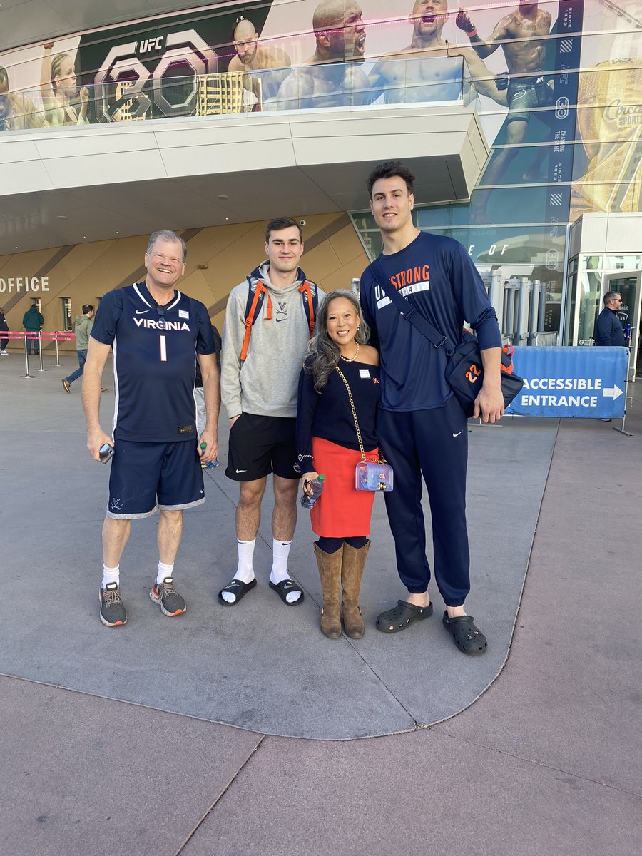 MrsRoberts702's tweet photo. Great after game moments with the @CoachesvsCancer champions @UVAMensHoops @UVA https://t.co/1WXXCl1gI9