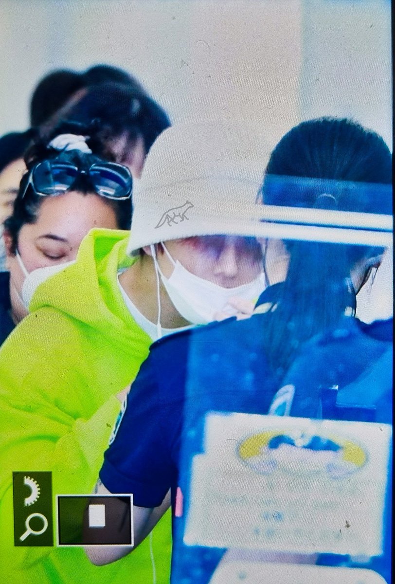 221121 인공출국 
#지성 #JISUNG 
올해 염색 안한대매!!!!! !!