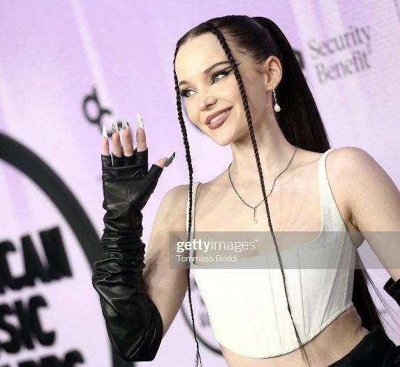 DoveliesLatam's tweet photo. 📸 Dove Cameron en los #AMAs https://t.co/ZvWiXnYbxJ