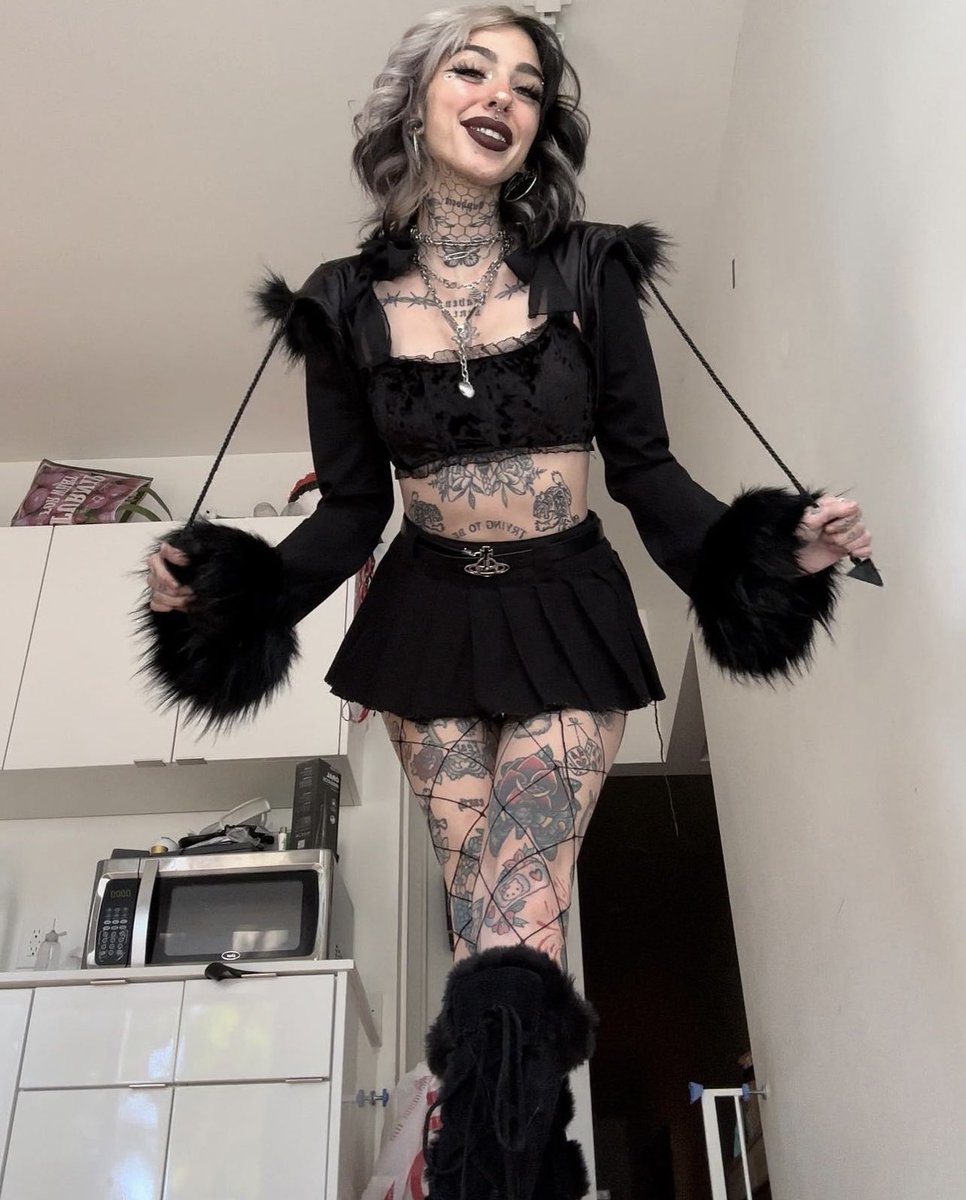 bcnesdecayed's tweet image. It’s getting colder but I still have to look cute. 🥰❄️🖤