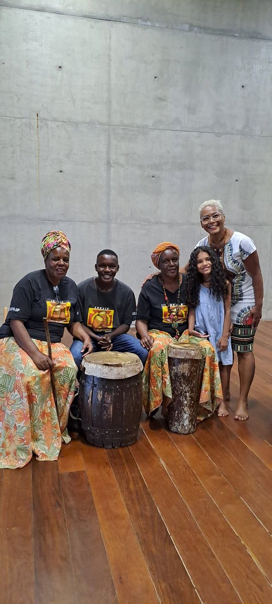 andreahflor's tweet photo. O meu dia da #ConscienciaNegra foi com de minha onde prestigiamos o JONGO DA SERRINHA e o JONGO DE PINHEIRAL. Vida longa ao JONGO!!! @jongoserrinha
•
•
•
#Jongo #CulturaBrasileira #Madureira #Serrinha #Pinheiral https://t.co/zGLwKWMDGW