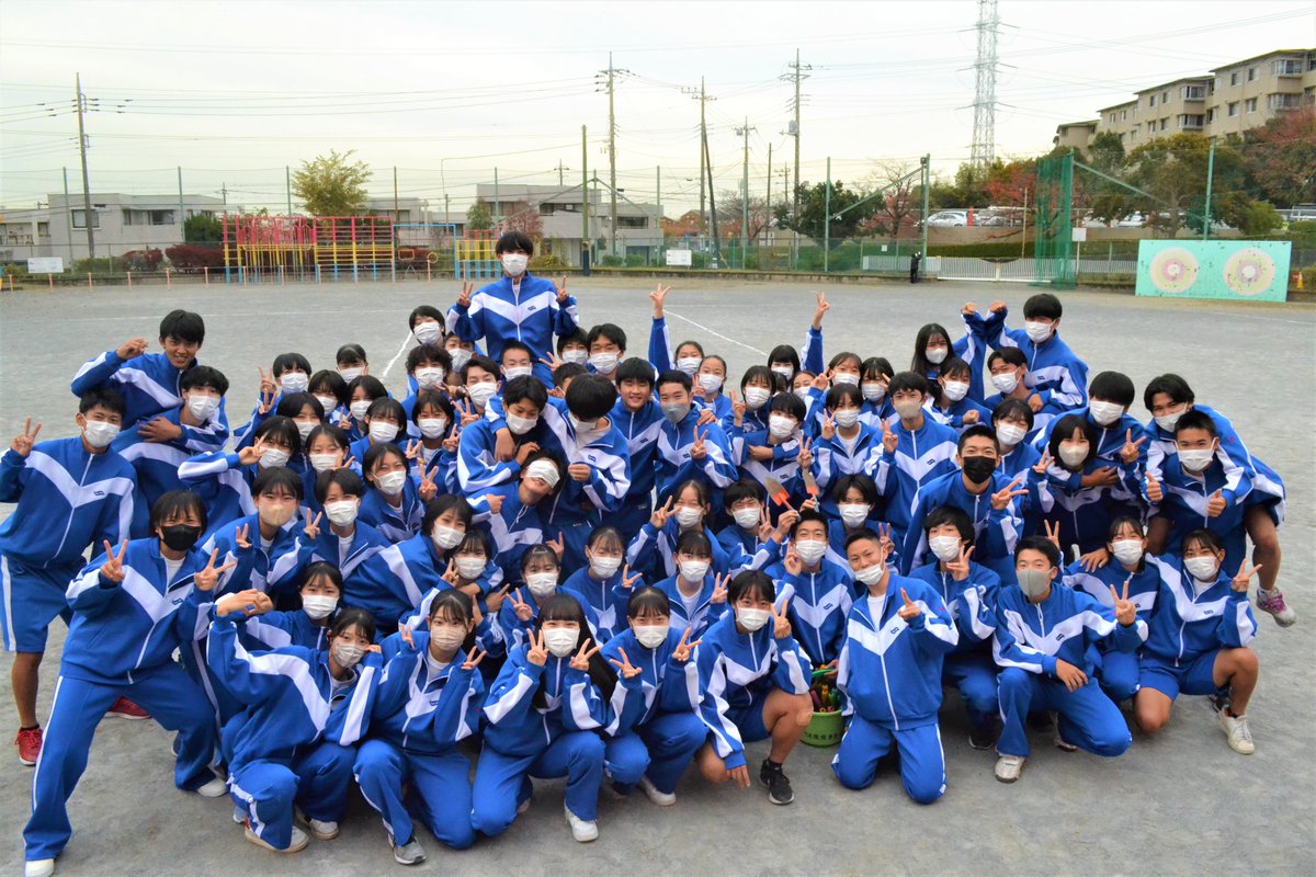 edahighschool's tweet photo. 11月17日(木)、近隣の荏田南小学校・荏田南中学校と連携し、「グリーンclean荏田大作戦」として、地域清掃活動とチューリップの球根植えを行いました。生徒たちはそれぞれの班でコミュニケーションをとりながら、積極的に児童・生徒を引っ張っていました。来年の春には約1,200本の花が咲く予定です。 https://t.co/ZP8aXG83tp