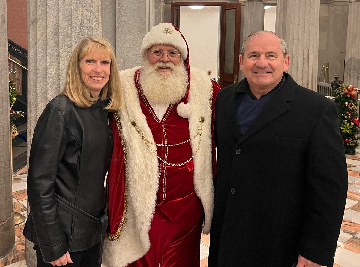 Christmas has arrived in the great Palmetto State!  Governor’s 2022 Carolighting.