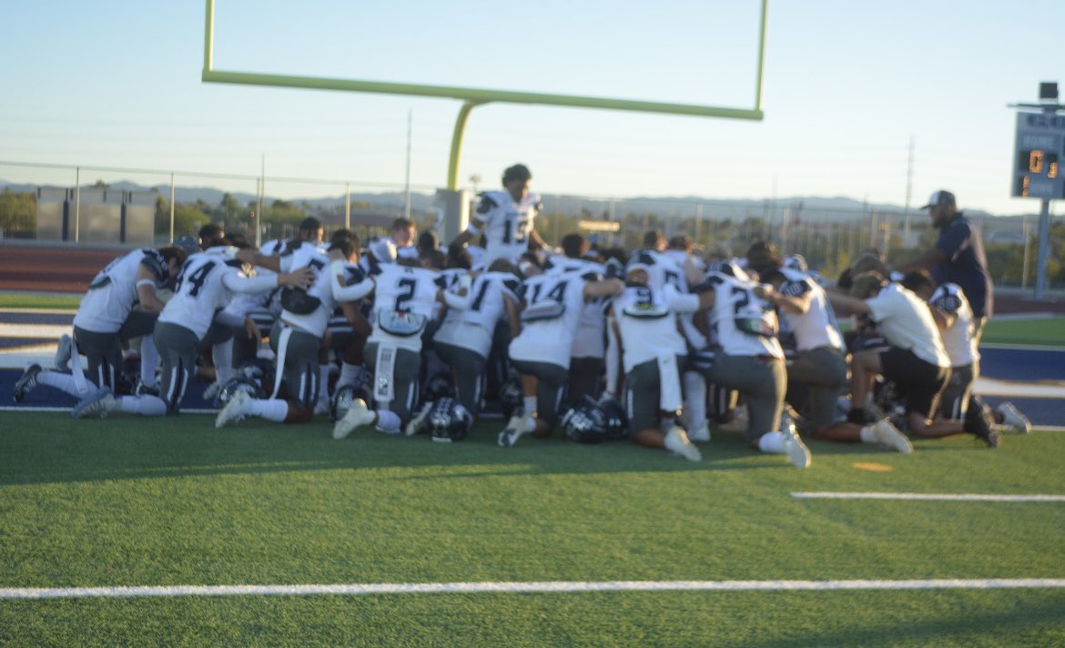 datzdevon's tweet photo. Blessed to be playing beside my brothers on the field Allegiant be ready for us new mark for the Mustangs glory to god to taking us all this way and protecting/blessing my brothers to have the gifts to play the game we love #shadowridge #allegiant #championship @defendtheridge https://t.co/uO4RQXUnNS
