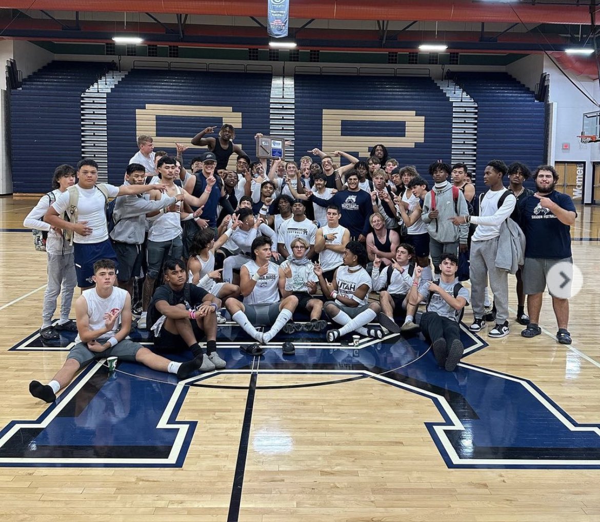 datzdevon's tweet photo. Blessed to be playing beside my brothers on the field Allegiant be ready for us new mark for the Mustangs glory to god to taking us all this way and protecting/blessing my brothers to have the gifts to play the game we love #shadowridge #allegiant #championship @defendtheridge https://t.co/uO4RQXUnNS